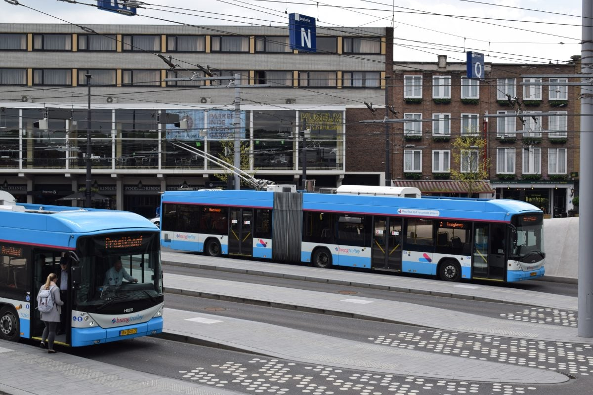 El trolebús de Arnhem es la única red de trolebuses que queda en el Benelux. Estos trolebuses eléctr ...