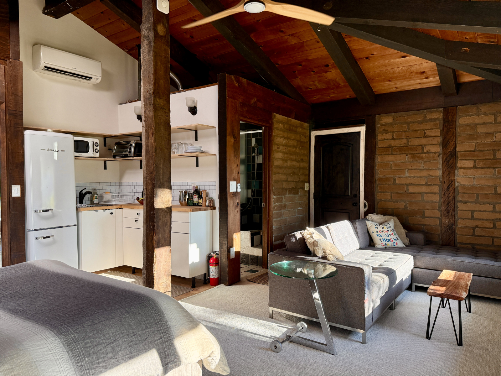 Het studiohuisje is ongeveer 250 m² groot met een kleine kitchenette, een zithoek, een queensize bed ...