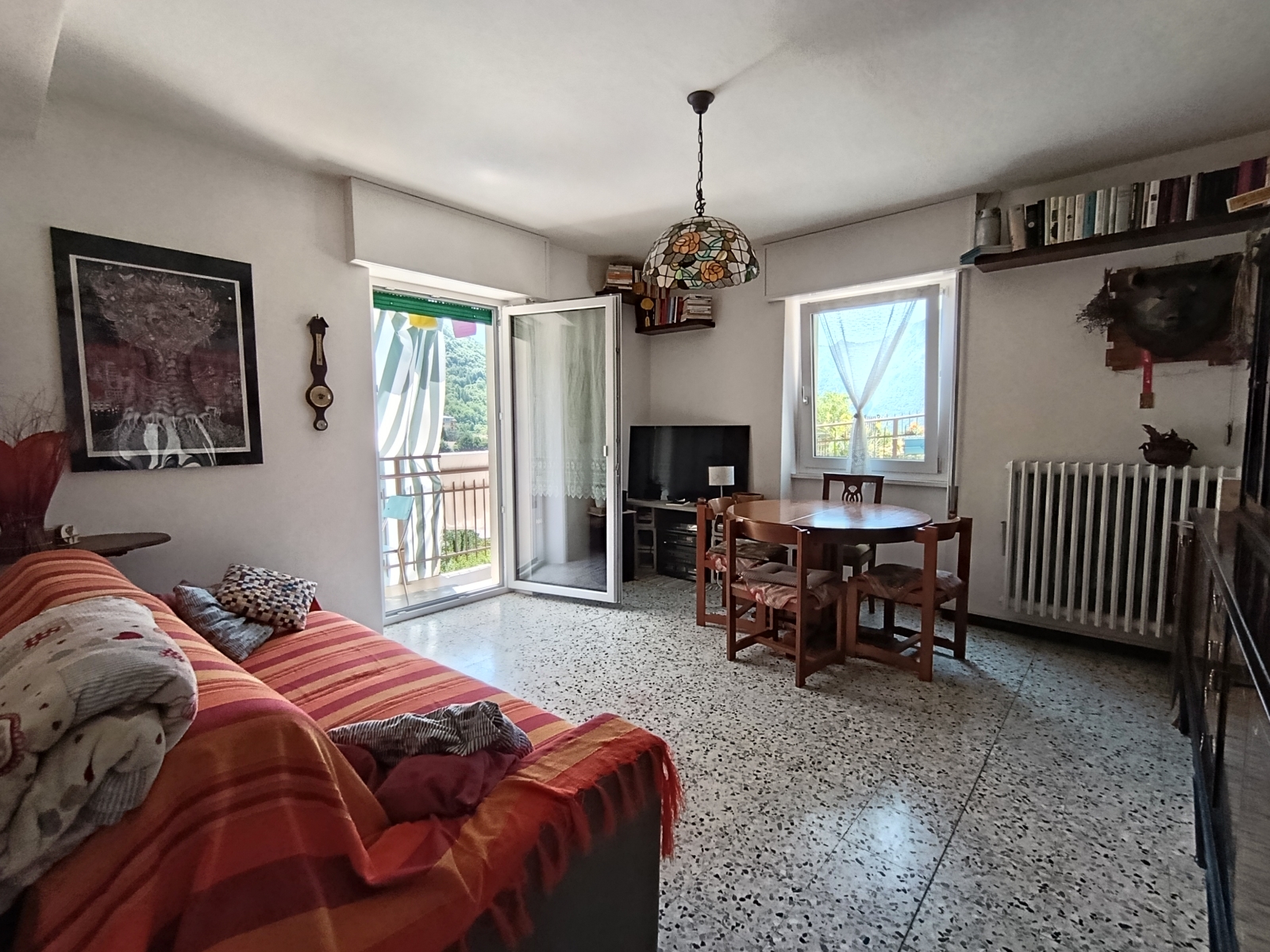 Vila pacífica nas montanhas acima do Lago Como