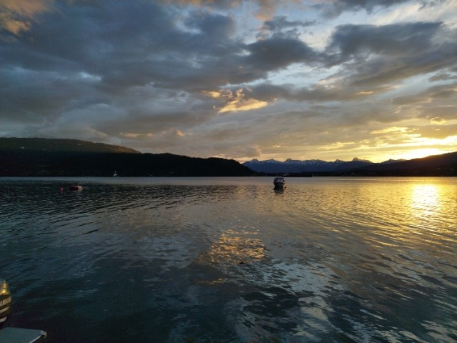 O fiorde de Utskarpen com o cume da montanha Polltindan ao fundo. 40 minutos de carro da casa.