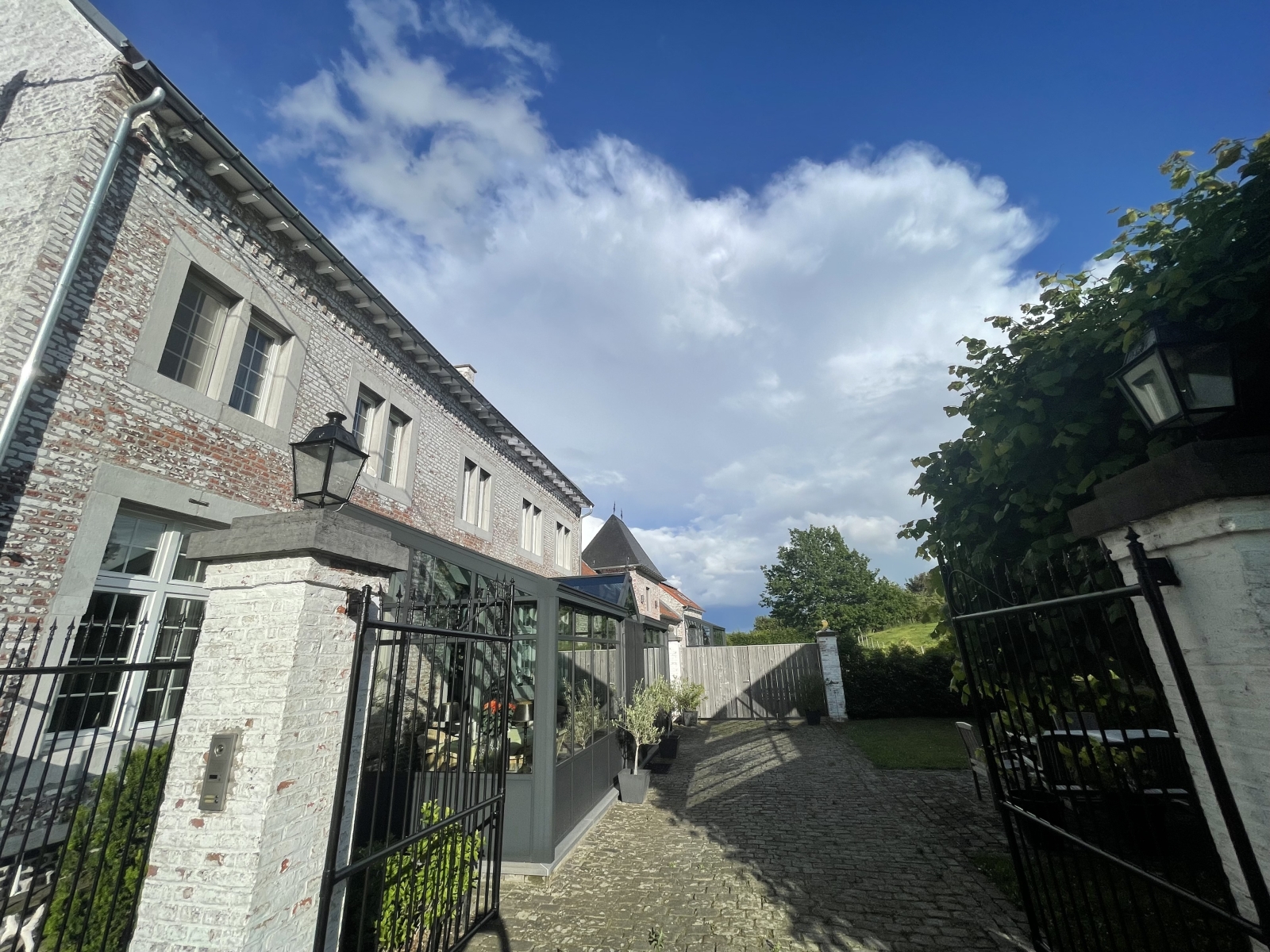 Vicaria histórica em ambiente rural próximo a Sint Truiden, Bélgica
