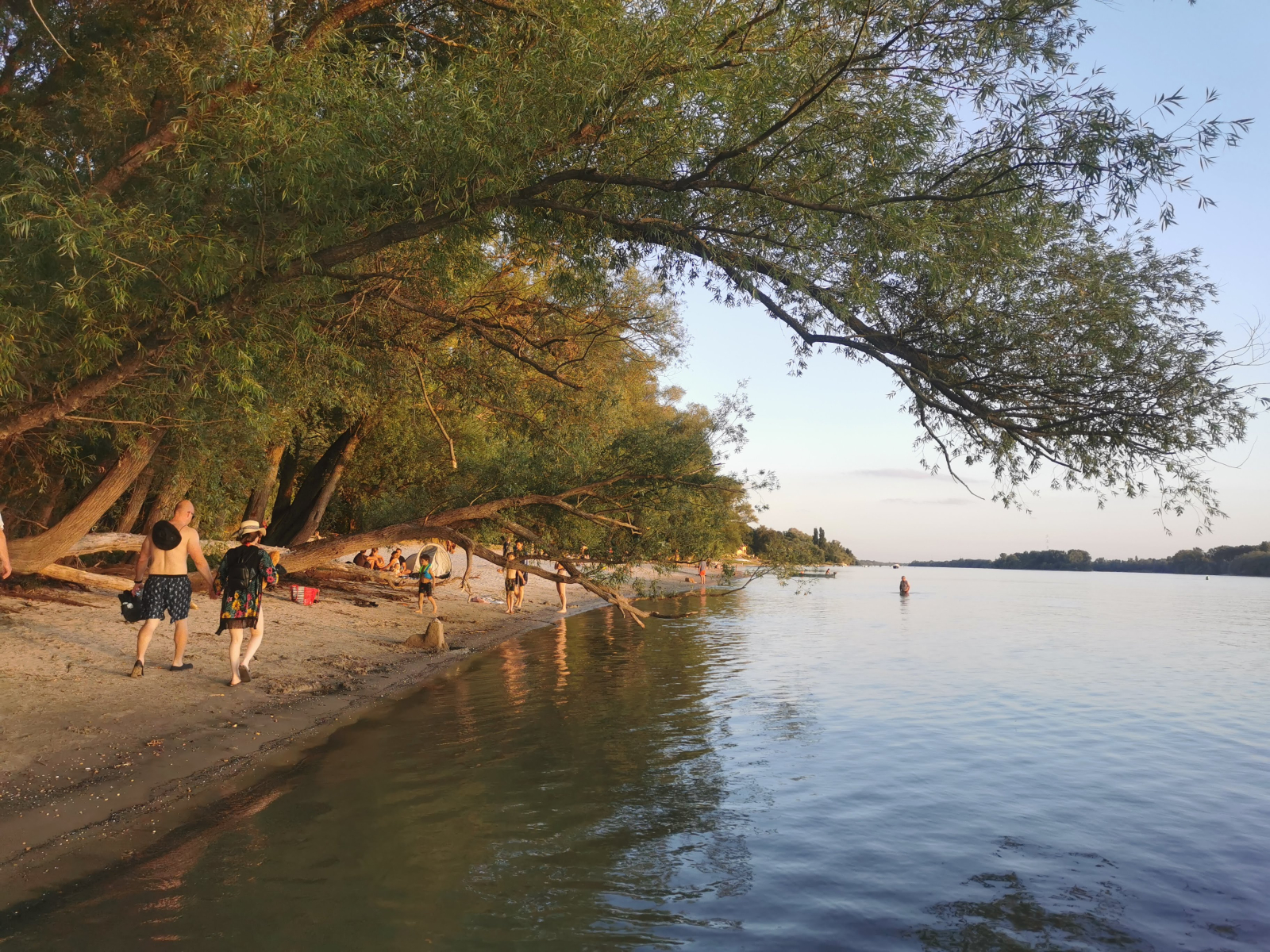 Sand Island, un lugar popular de verano en nuestra pequeña ciudad. Aquí solo hay la orilla arenosa d ...