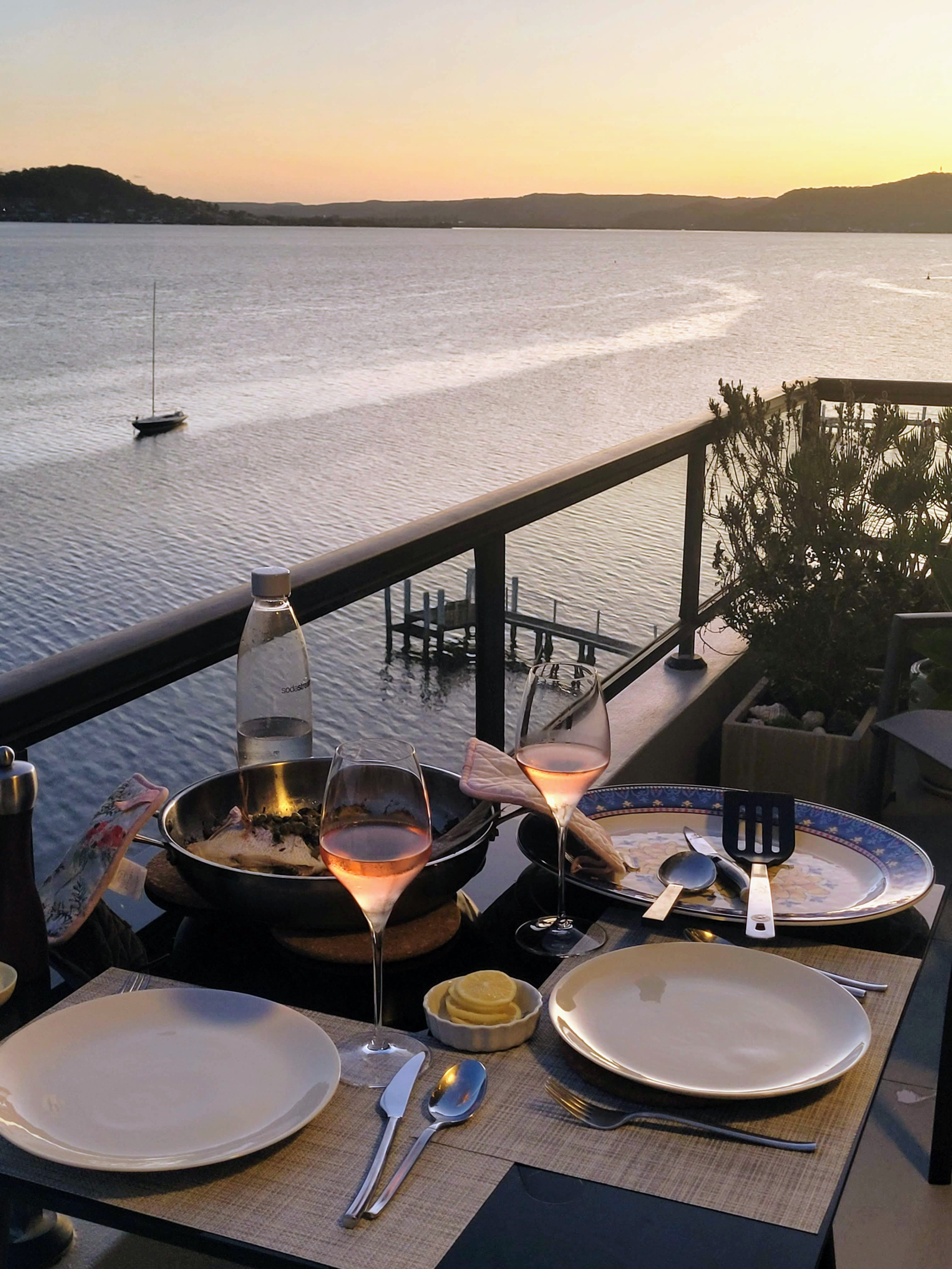 Nuestro patio tiene una barbacoa de tamaño completo y puede acomodar hasta seis personas para cenas ...