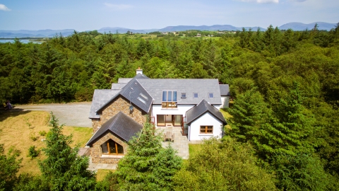 Arty Woodland Cottage met sauna aan zee