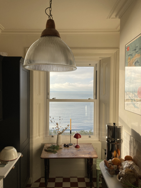 Beautiful beachfront flat with spectacular seaviews & piano
