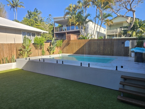 Casa familiar moderna a uma curta distância a pé de uma das melhores praias familiares da Sunshine Coast.