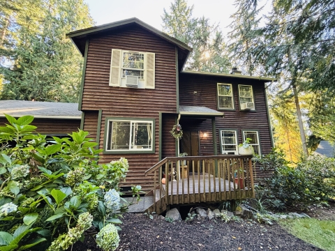 Cedar Charm in the Heart of Indianola!