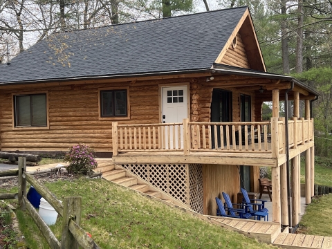 Maison en rondins au bord du lac dans le Michigan