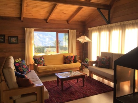 Villa de type suisse au Pérou : entièrement en bois massif, spacieuse, lumineuse et entourée de nature.