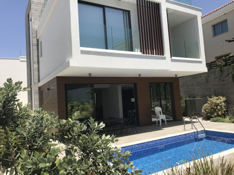 Maison de ville centrale avec piscine et jardin