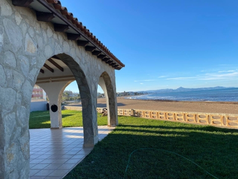 Maison en bord de mer avec jardin et vue panoramique sur la mer