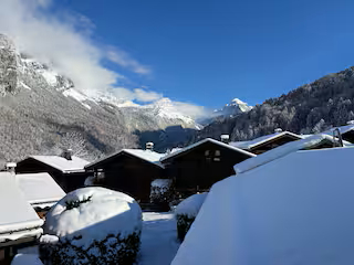 Chalet Shanti: um aconchegante refúgio nórdico com vistas para as montanhas e uma lareira, próximo a Samoëns.