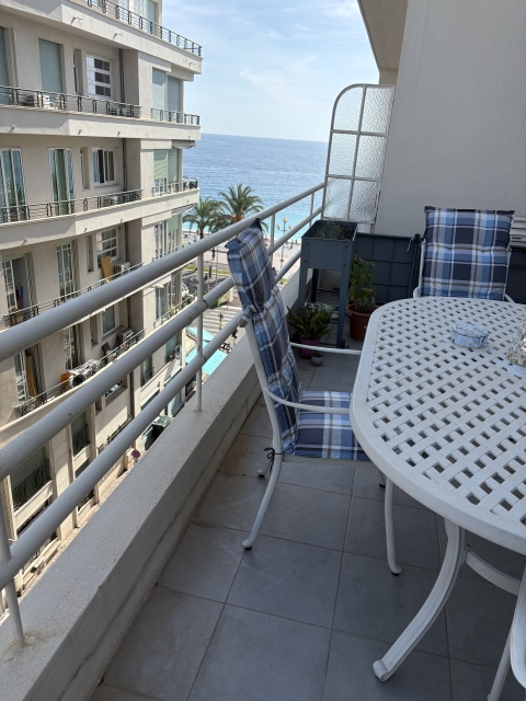 Beachfront with large terrace and all amenities