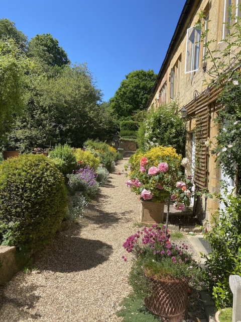 Historic Mill cottage (dated 1897) with pond in friendly village in beautiful Cotswolds 🐈 🐓